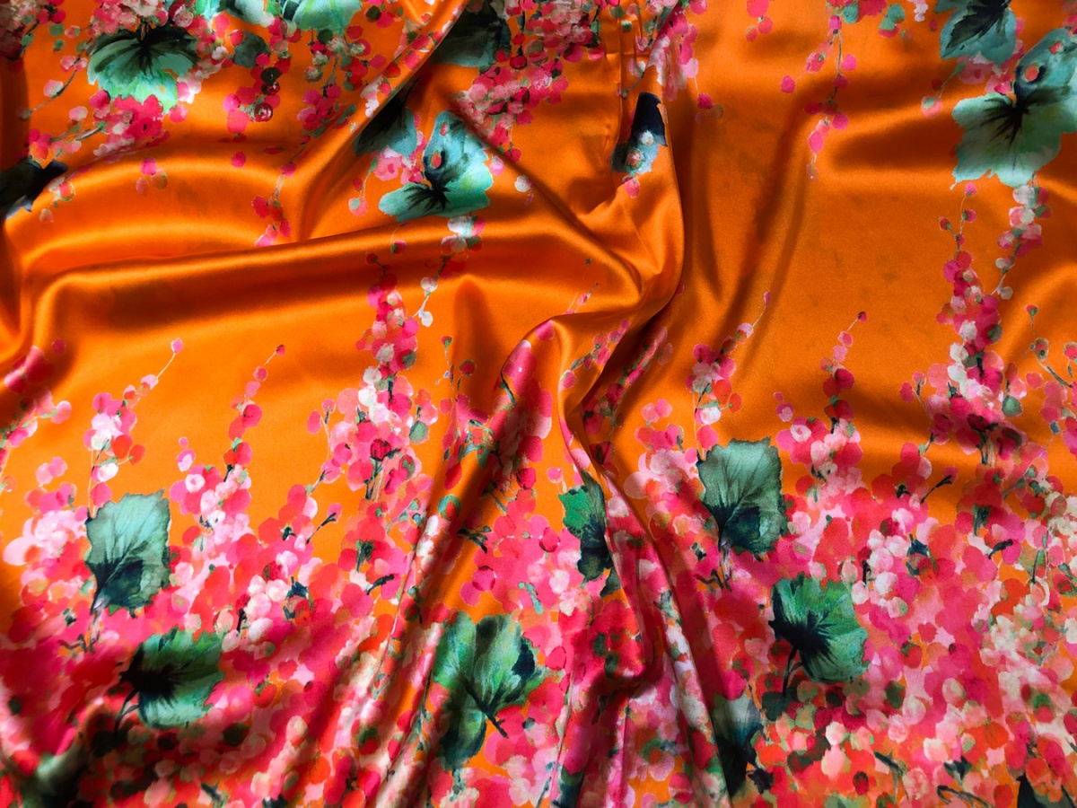 Тонкий шелковый атлас с ярким цветочным узором - Quorum