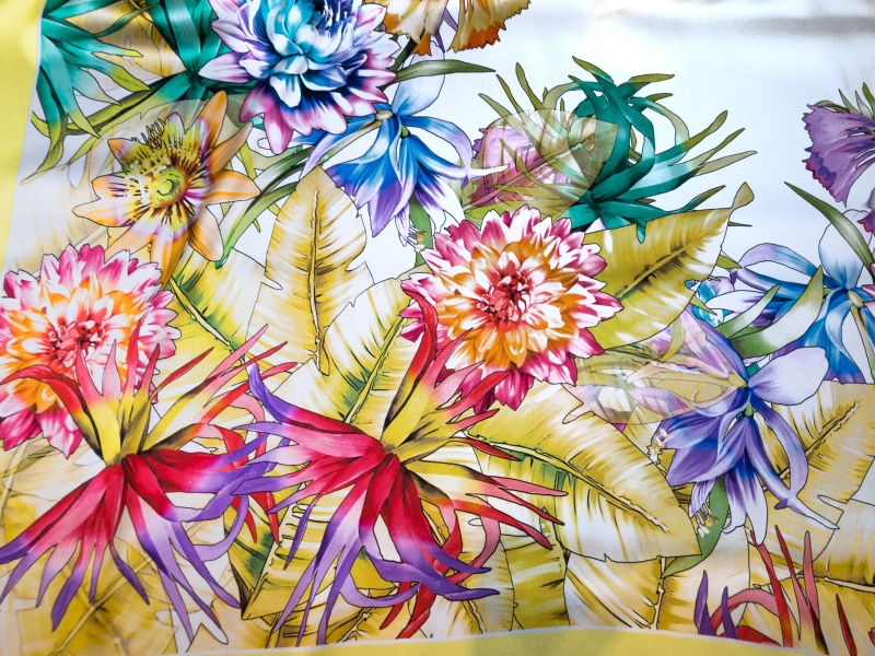 Шелковый атлас-стрейч (купон) с яркими цветами - Quorum
