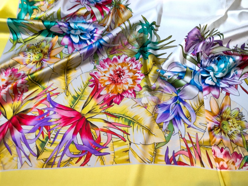 Шелковый атлас-стрейч (купон) с яркими цветами - Quorum