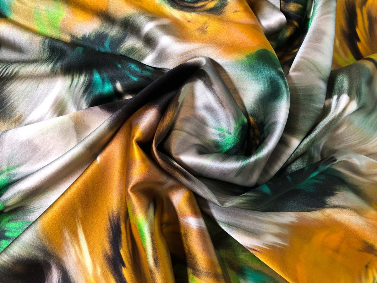 Шелковый атлас с крупными абстрактными цветами - Alta moda