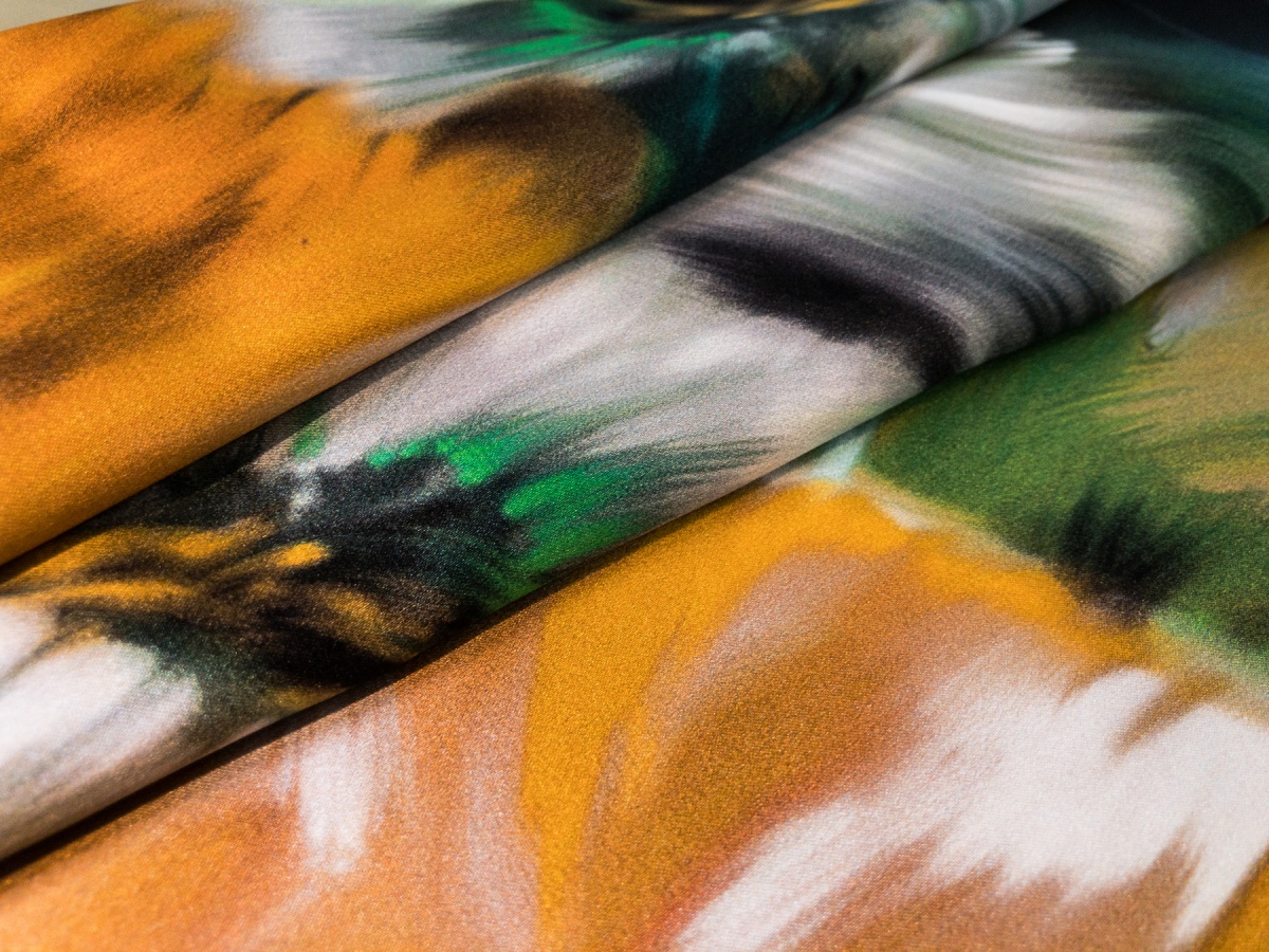 Шелковый атлас с крупными абстрактными цветами - Alta moda