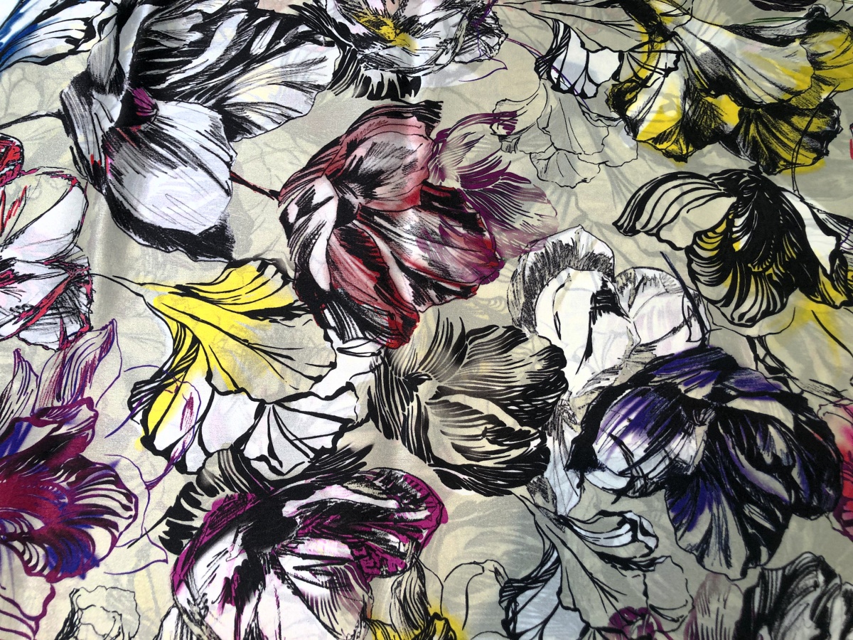Глянцевый крепдешин с контурными цветами - Emanuel Ungaro