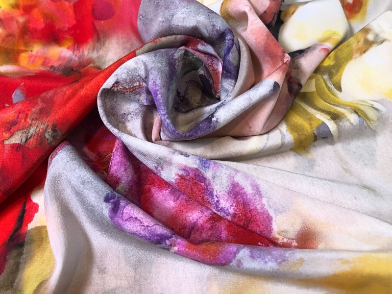 Шелковый крепдешин с акварельными абстрактными цветами - Quorum