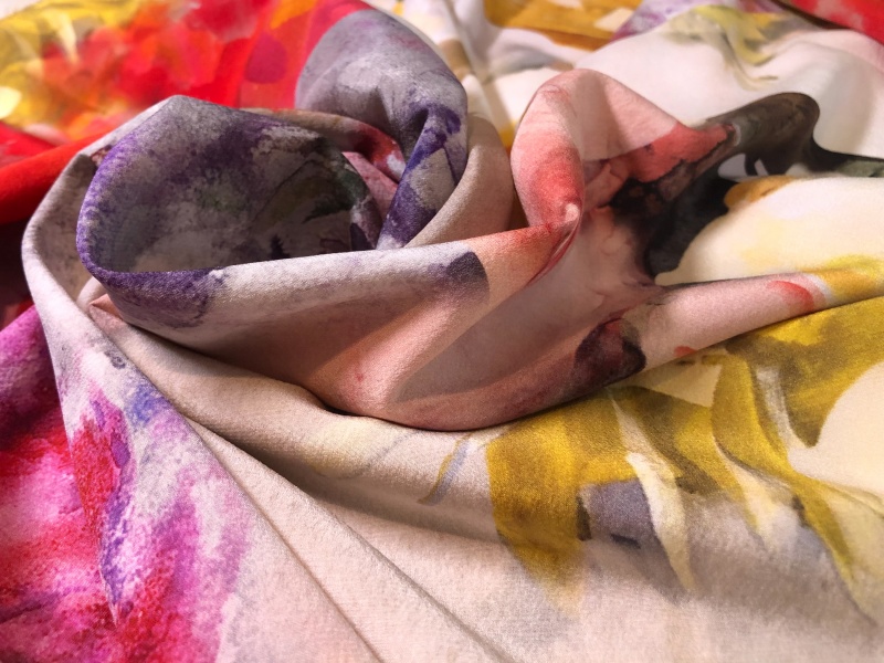 Шелковый крепдешин с акварельными абстрактными цветами - Quorum