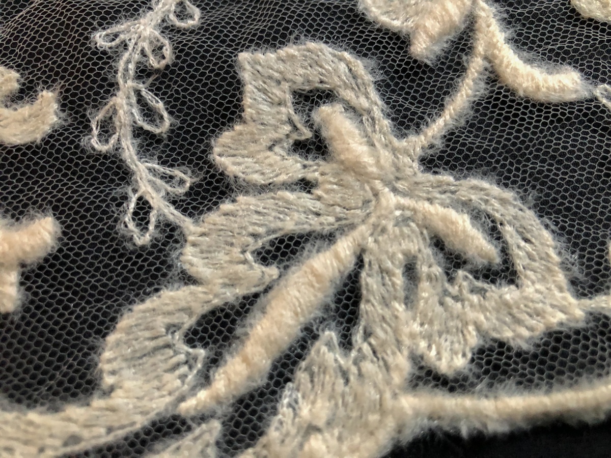 Тесьма бежево-персикового оттенка на фатине с объемной вышивкой из шерсти - Sophie Hallette