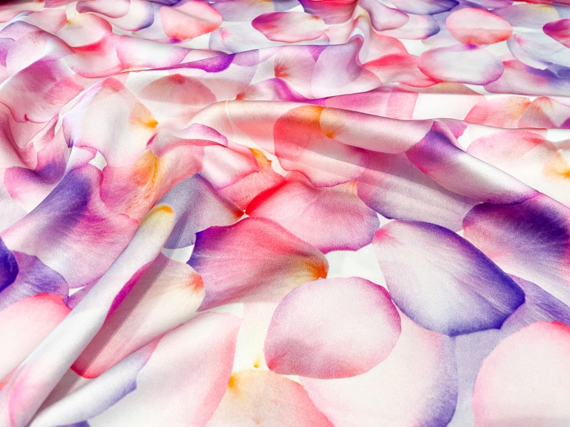 Шелковый атлас с лепестками цветов - Janssens & Janssens