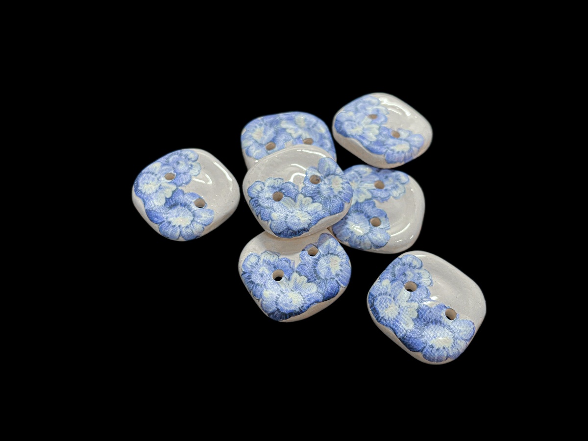 Керамические пуговицы с голубыми цветами